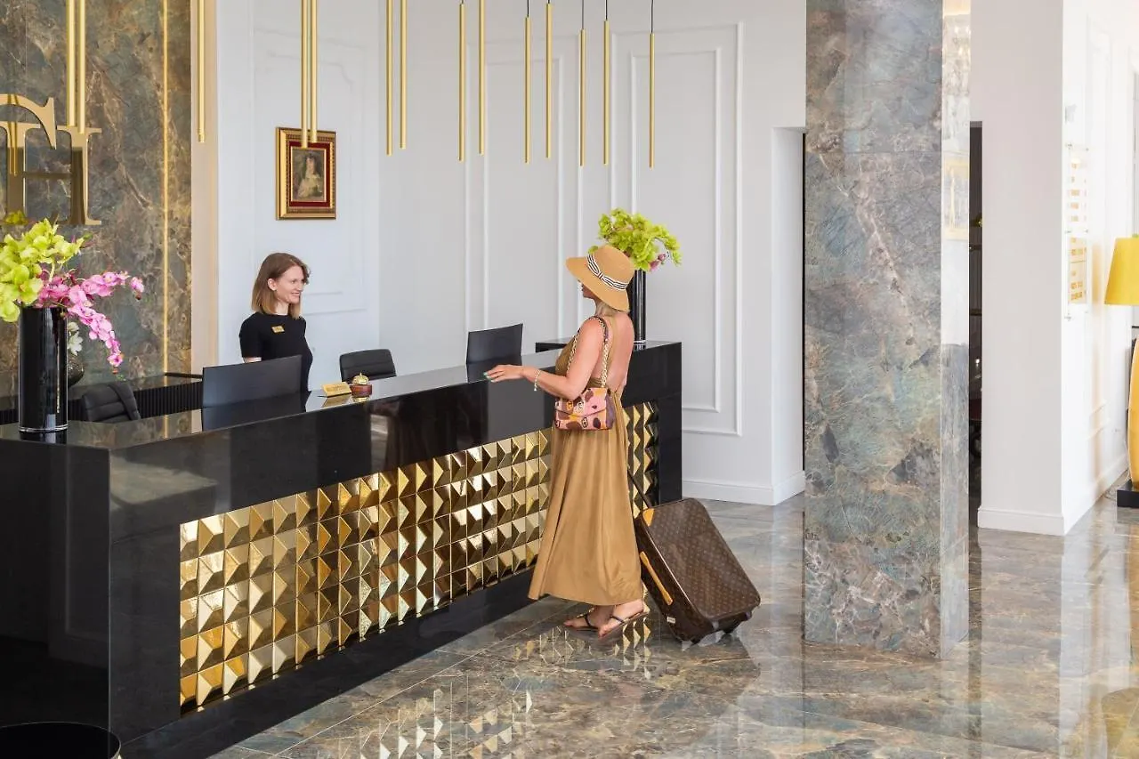 Hotel Corner Split