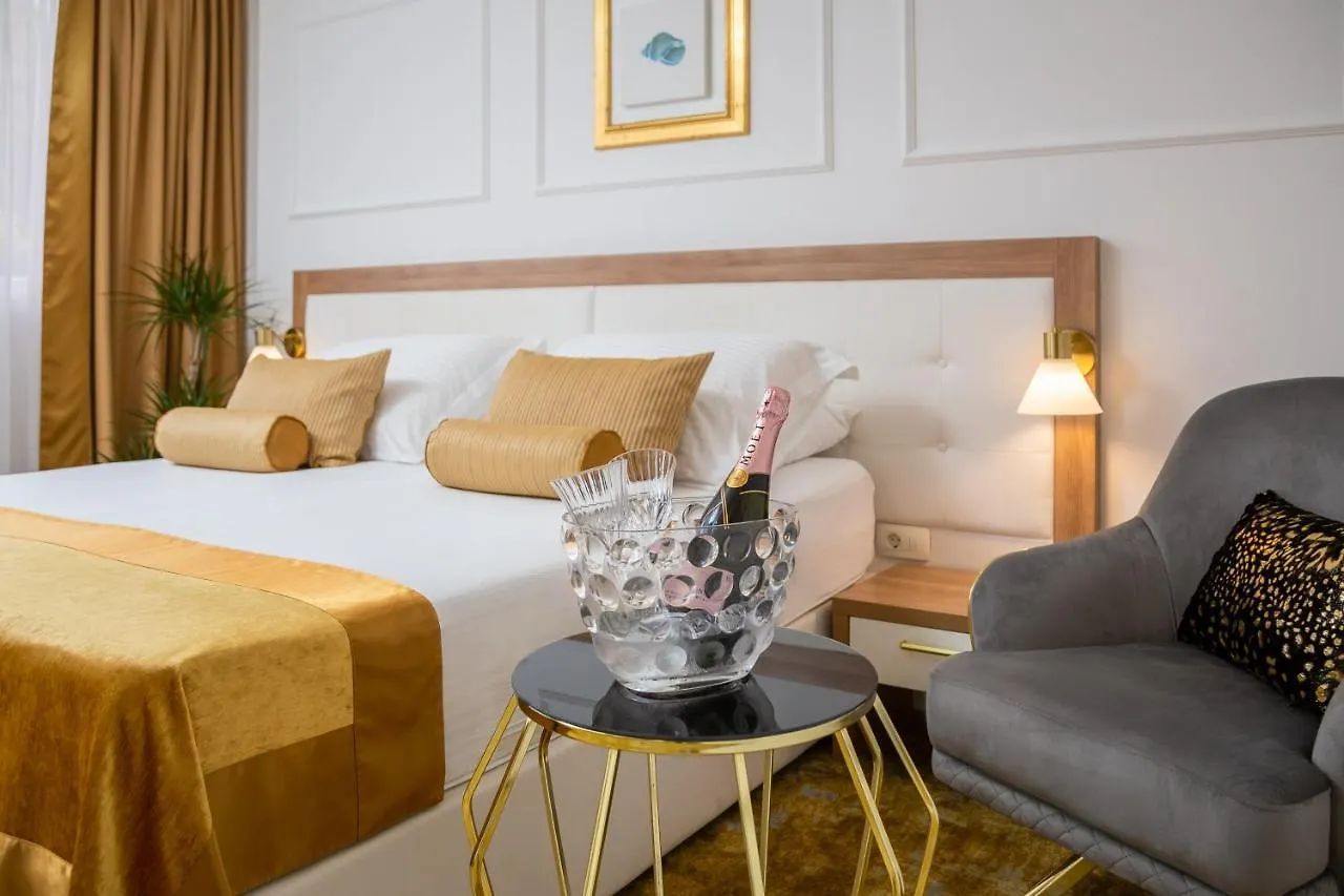 Hotel Corner Split