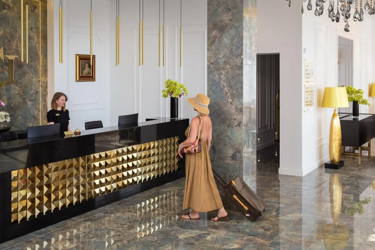 Hotel Corner Split