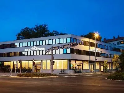 Hotel Corner Split