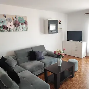 https://apartment-eva-pula-52100.pula-hotels.org