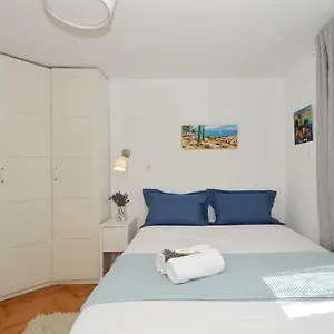 https://bora-bora-apartment.hotels-in-trogir.com